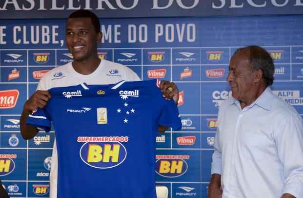 Douglas Coutinho chegou ao Cruzeiro por emprstimo at o fim deste ano. Cedido pelo Atltico Paranaense, o atacante disputou 92 jogos e marcou 22 gols no Furaco. Na Raposa, disputou oito jogos e marcou trs gols