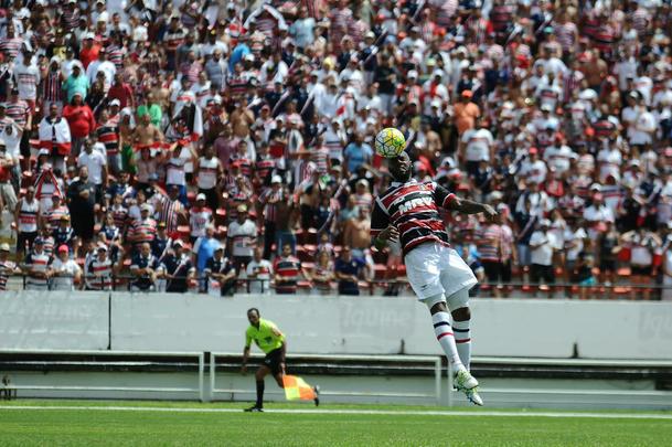 No calor do Arruda, s 11h do domingo, o Santa reestreou na Srie A contra o Vitria. Duelo entre os campees baiano e pernambucano foi bastante movimentado