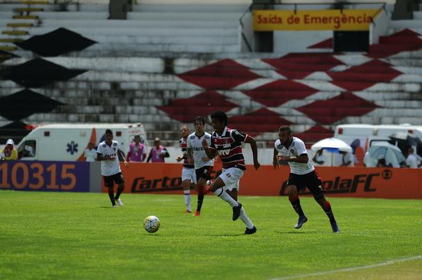 No calor do Arruda, s 11h do domingo, o Santa reestreou na Srie A contra o Vitria. Duelo entre os campees baiano e pernambucano foi bastante movimentado. Com dois gols de Grafite, um de Fernando Gabriel e um de Keno, o Tricolor levou a melhor e estreou com p direito na Srie A