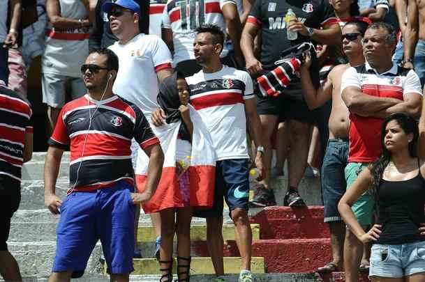 No calor do Arruda, s 11h do domingo, o Santa reestreou na Srie A contra o Vitria. Duelo entre os campees baiano e pernambucano foi bastante movimentado. Com dois gols de Grafite, um de Fernando Gabriel e um de Keno, o Tricolor levou a melhor e estreou com p direito na Srie A