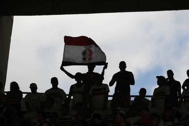 No calor do Arruda, s 11h do domingo, o Santa reestreou na Srie A contra o Vitria. Duelo entre os campees baiano e pernambucano foi bastante movimentado. Com dois gols de Grafite, um de Fernando Gabriel e um de Keno, o Tricolor levou a melhor e estreou com p direito na Srie A