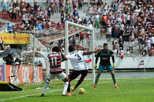 No calor do Arruda, s 11h do domingo, o Santa reestreou na Srie A contra o Vitria. Duelo entre os campees baiano e pernambucano foi bastante movimentado. Com dois gols de Grafite, um de Fernando Gabriel e um de Keno, o Tricolor levou a melhor e estreou com p direito na Srie A