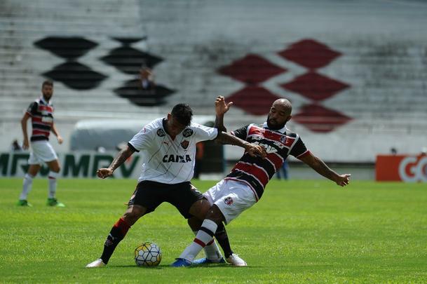 No calor do Arruda, s 11h do domingo, o Santa reestreou na Srie A contra o Vitria. Duelo entre os campees baiano e pernambucano foi bastante movimentado. Com dois gols de Grafite, um de Fernando Gabriel e um de Keno, o Tricolor levou a melhor e estreou com p direito na Srie A