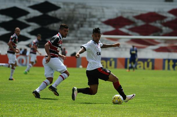 No calor do Arruda, s 11h do domingo, o Santa reestreou na Srie A contra o Vitria. Duelo entre os campees baiano e pernambucano foi bastante movimentado. Com dois gols de Grafite, um de Fernando Gabriel e um de Keno, o Tricolor levou a melhor e estreou com p direito na Srie A