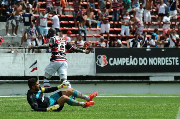 No calor do Arruda, s 11h do domingo, o Santa reestreou na Srie A contra o Vitria. Duelo entre os campees baiano e pernambucano foi bastante movimentado. Com dois gols de Grafite, um de Fernando Gabriel e um de Keno, o Tricolor levou a melhor e estreou com p direito na Srie A