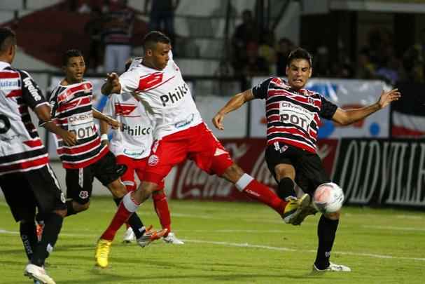 Em 2013, a sequncia de jogos sem perder foi durante o Campeonato Estadual e a Copa do Brasil. Foram oito jogos, sendo cinco vitrias e trs empates. A ltima partida dos oito jogos foi a vitria por 1 a 0 sobre o Nutico. Foram  12 gols marcados neste perodo. 