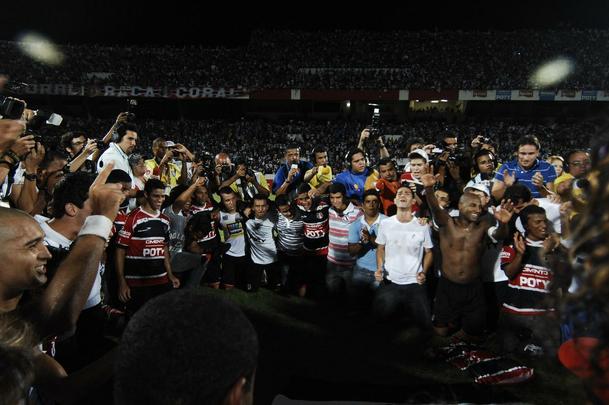 Em 2011, quando iniciou seu renascimento, o Santa Cruz teve duas sequncias invictas. Ambas com sete vitrias. A primeira foi entre jogos do Campeonato Pernambucano e da Copa do Brasil, quando marcou 15 gols e sofreu apenas quatro. A segunda, com 9 gols marcados e seis sofridos, foi na reta final da Srie D e terminou com a vitria por 2 a 1 sobre o Cuiab, fora de casa. Entre estes jogos, o marcante 0 a 0 com o Treze marcou o retorno  Srie C.