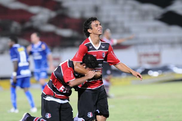 Nos 52 jogos da temporada 2010, o Santa Cruz conseguiu ficar sete jogos seguidos sem perder. Todas pela Copa do Nordeste. Foram duas vitrias e cinco empates. O Tricolor marcou 13 gols e sofreu oito.