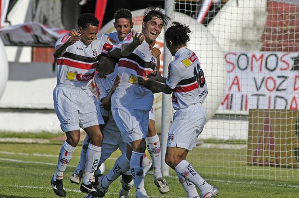 Seis jogos sem perder. Foi deste modo que o Santa Cruz comeou a temporada 2008. Foram 13 gols marcados, oito sofridos e a melhor srie invicta do ano coral. 