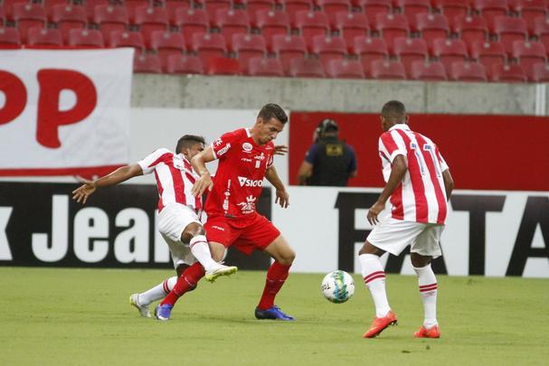 O time alvirrubro fez o dever de casa. Foi entre altos e baixos que o Timbu suou para somar, no sufoco, os primeiros trs pontos na Srie B: 3 a 2 sobre os goianos