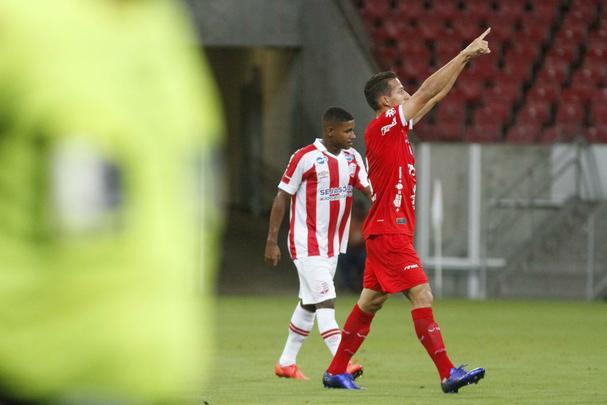 O time alvirrubro fez o dever de casa. Foi entre altos e baixos que o Timbu suou para somar, no sufoco, os primeiros trs pontos na Srie B: 3 a 2 sobre os goianos