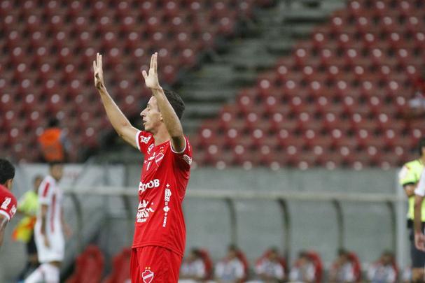 O time alvirrubro fez o dever de casa. Foi entre altos e baixos que o Timbu suou para somar, no sufoco, os primeiros trs pontos na Srie B: 3 a 2 sobre os goianos