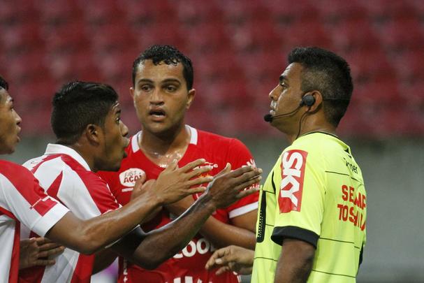 O time alvirrubro fez o dever de casa. Foi entre altos e baixos que o Timbu suou para somar, no sufoco, os primeiros trs pontos na Srie B: 3 a 2 sobre os goianos