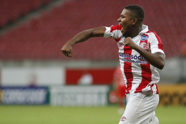 O time alvirrubro fez o dever de casa. Foi entre altos e baixos que o Timbu suou para somar, no sufoco, os primeiros trs pontos na Srie B: 3 a 2 sobre os goianos