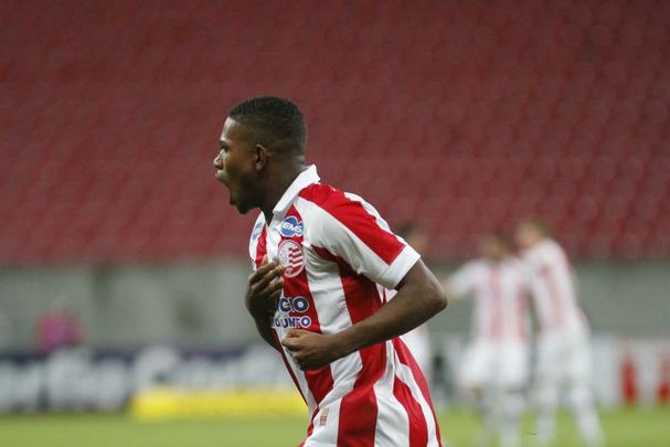 O time alvirrubro fez o dever de casa. Foi entre altos e baixos que o Timbu suou para somar, no sufoco, os primeiros trs pontos na Srie B: 3 a 2 sobre os goianos