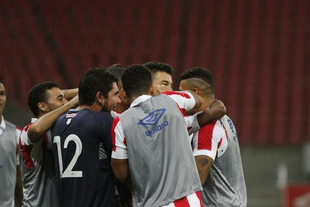 O time alvirrubro fez o dever de casa. Foi entre altos e baixos que o Timbu suou para somar, no sufoco, os primeiros trs pontos na Srie B: 3 a 2 sobre os goianos