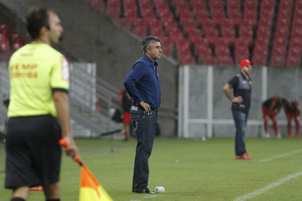 O time alvirrubro fez o dever de casa. Foi entre altos e baixos que o Timbu suou para somar, no sufoco, os primeiros trs pontos na Srie B: 3 a 2 sobre os goianos