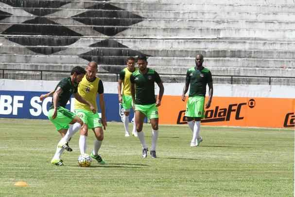 O tcnico Milton Mendes realizou trabalhos tticos visando a partida do prximo sbado, no Raulino de Oliveira, e no pde contar com os meias Joo Paulo, Leandrinho e Lel, que, na transio, deram apenas voltas ao redor do campo. O lateral esquerdo Roberto tambm foi apresentado ao final do treinamento.