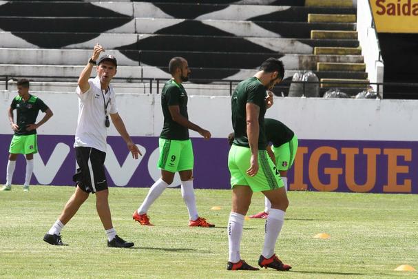 O tcnico Milton Mendes realizou trabalhos tticos visando a partida do prximo sbado, no Raulino de Oliveira, e no pde contar com os meias Joo Paulo, Leandrinho e Lel, que, na transio, deram apenas voltas ao redor do campo. O lateral esquerdo Roberto tambm foi apresentado ao final do treinamento.