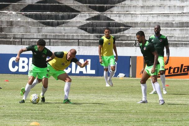 O tcnico Milton Mendes realizou trabalhos tticos visando a partida do prximo sbado, no Raulino de Oliveira, e no pde contar com os meias Joo Paulo, Leandrinho e Lel, que, na transio, deram apenas voltas ao redor do campo. O lateral esquerdo Roberto tambm foi apresentado ao final do treinamento.