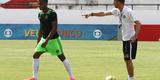 O tcnico Milton Mendes realizou trabalhos tticos visando a partida do prximo sbado, no Raulino de Oliveira, e no pde contar com os meias Joo Paulo, Leandrinho e Lel, que, na transio, deram apenas voltas ao redor do campo. O lateral esquerdo Roberto tambm foi apresentado ao final do treinamento.