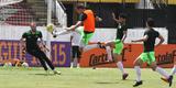 O tcnico Milton Mendes realizou trabalhos tticos visando a partida do prximo sbado, no Raulino de Oliveira, e no pde contar com os meias Joo Paulo, Leandrinho e Lel, que, na transio, deram apenas voltas ao redor do campo. O lateral esquerdo Roberto tambm foi apresentado ao final do treinamento.