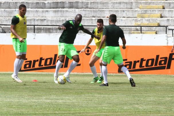 O técnico Milton Mendes realizou trabalhos táticos visando a partida do próximo sábado, no Raulino de Oliveira, e não pôde contar com os meias João Paulo, Leandrinho e Lelê, que, na transição, deram apenas voltas ao redor do campo. O lateral esquerdo Roberto também foi apresentado ao final do treinamento.