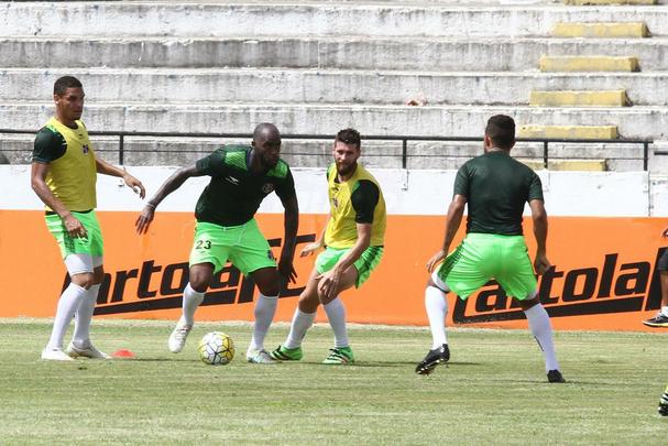 O técnico Milton Mendes realizou trabalhos táticos visando a partida do próximo sábado, no Raulino de Oliveira, e não pôde contar com os meias João Paulo, Leandrinho e Lelê, que, na transição, deram apenas voltas ao redor do campo. O lateral esquerdo Roberto também foi apresentado ao final do treinamento.