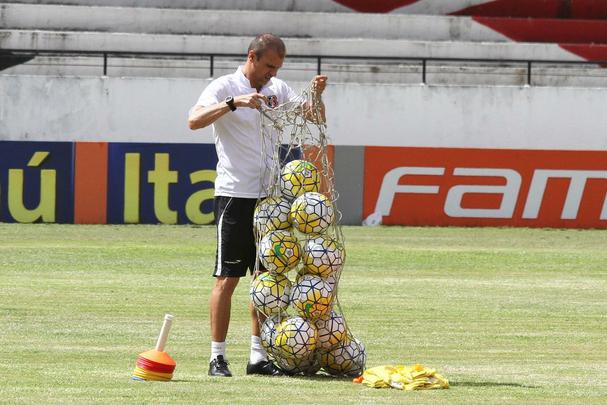 O técnico Milton Mendes realizou trabalhos táticos visando a partida do próximo sábado, no Raulino de Oliveira, e não pôde contar com os meias João Paulo, Leandrinho e Lelê, que, na transição, deram apenas voltas ao redor do campo. O lateral esquerdo Roberto também foi apresentado ao final do treinamento.