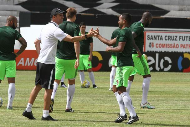 O técnico Milton Mendes realizou trabalhos táticos visando a partida do próximo sábado, no Raulino de Oliveira, e não pôde contar com os meias João Paulo, Leandrinho e Lelê, que, na transição, deram apenas voltas ao redor do campo. O lateral esquerdo Roberto também foi apresentado ao final do treinamento.