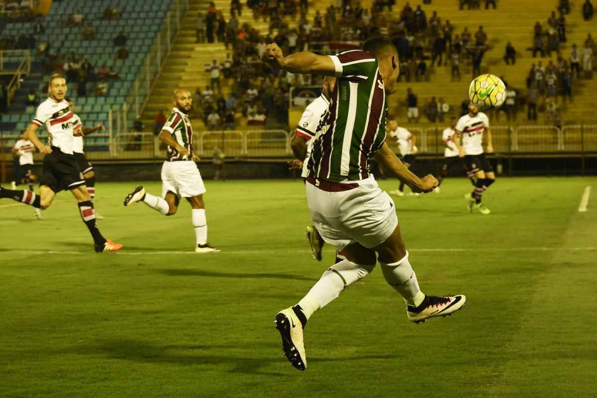 Jogo disputado no estdio Raulino de Oliveira, em Volta Redonda, comeou com o Fluminense pressionando o Santa Cruz. 