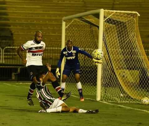 Do lado do Fluminense, Gustavo Scarpa era a principal pea ofensiva, buscando o jogo tanto pelos lados como pelo meio.