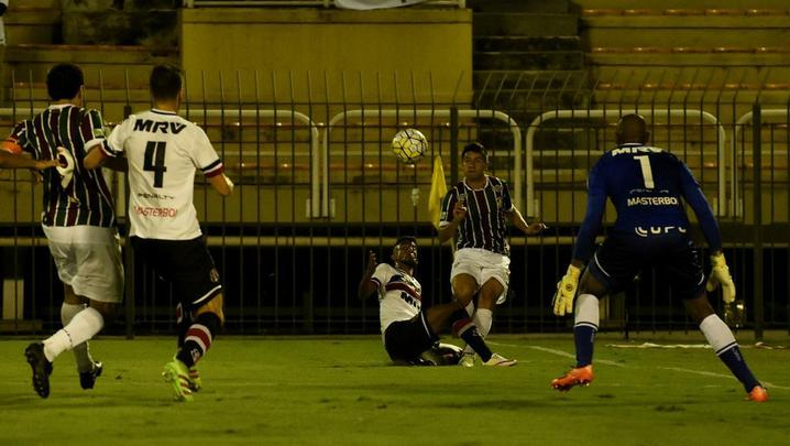 Titular no lugar de Vitor, Lo Moura teve uma atuao regular, mais focada no setor defensivo. 