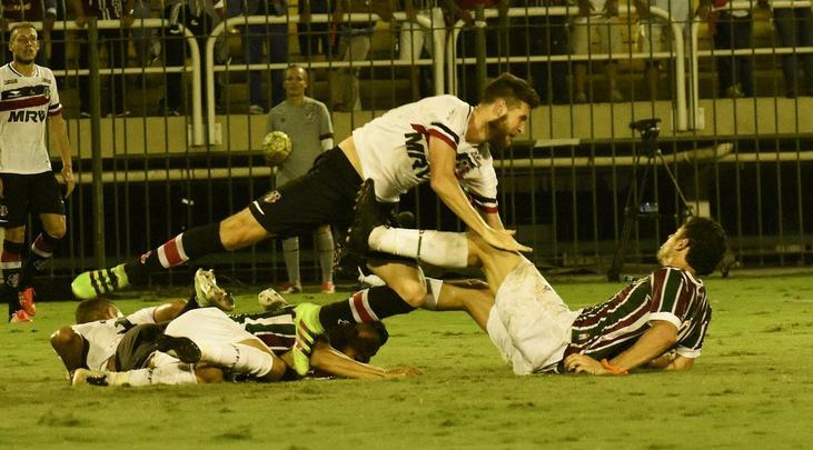 Jogo foi bastante disputado, principalmente no segundo tempo, quando as equipes atuaram mais abertas, buscando mais os gols. 