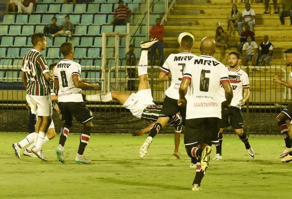 Uma das melhores chances do Fluminense no primeiro tempo foi a bicicleta de Richarlison, defendida com certa tranquilidade por Tiago Cardoso.