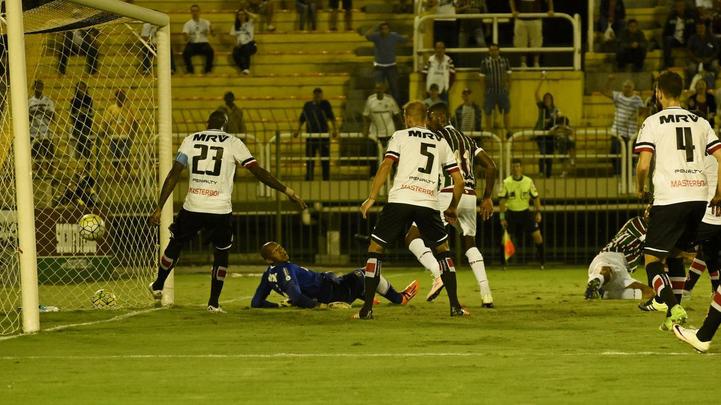 Em cima da linha, Grafite ainda tentou evitar o segundo gol do Fluminense, marcado por Gum, em lance marcado por um duplo impedimento. De Fred, no lance que terminou no escanteio para o Flu; de Gerson, que estava prximo a Tiago Cardoso quando Gum mandou para as redes. 