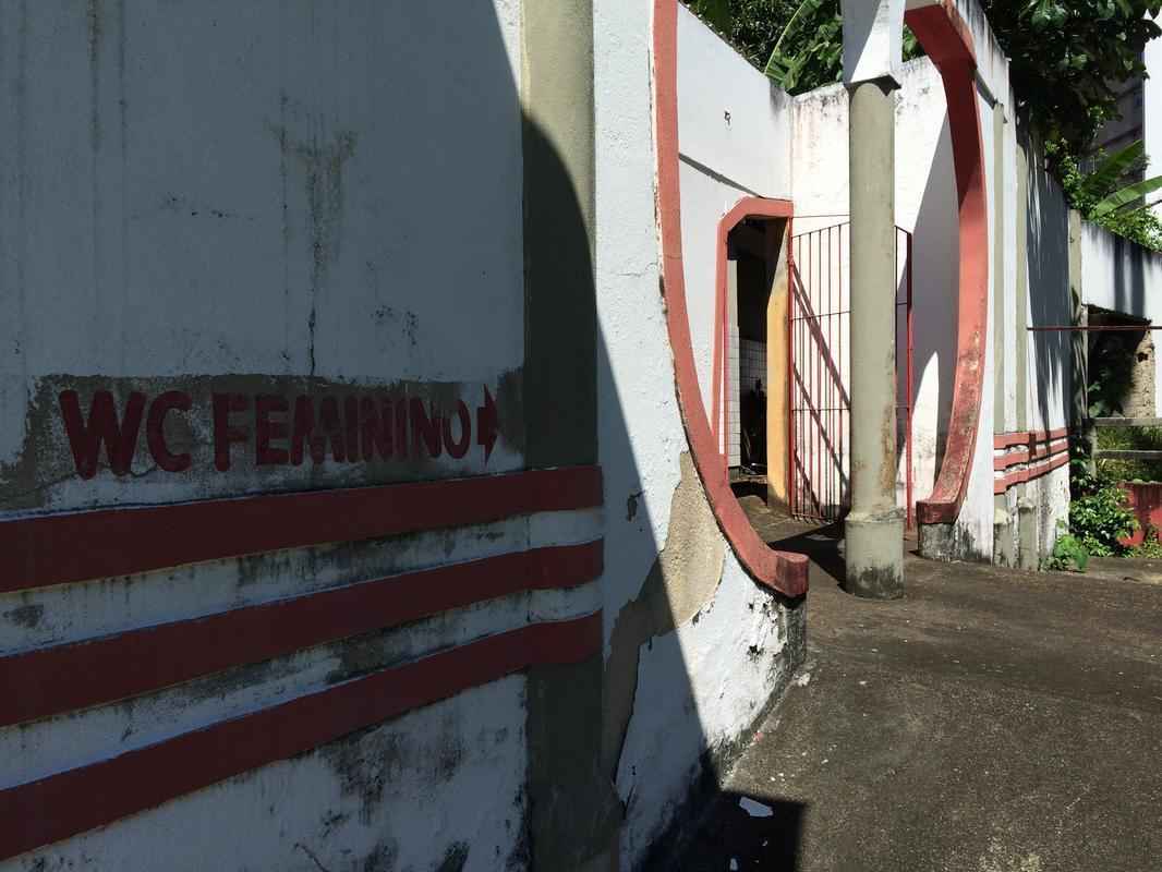 Em todas as partes, h marcas de abandono total. Nas paredes, h muita sujeira nas paredes, lodo e sinais de infiltrao.