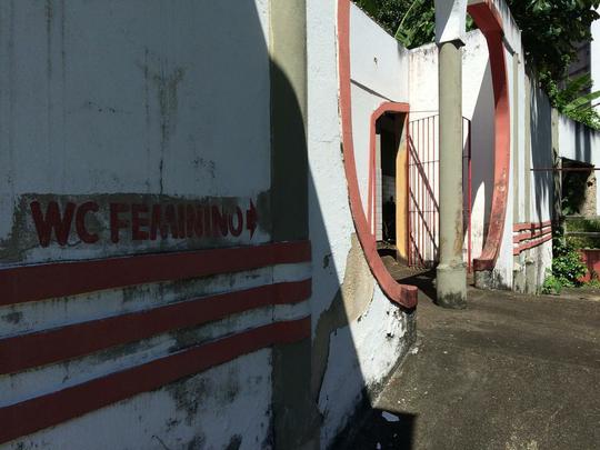 Em todas as partes, h marcas de abandono total. Nas paredes, h muita sujeira nas paredes, lodo e sinais de infiltrao.