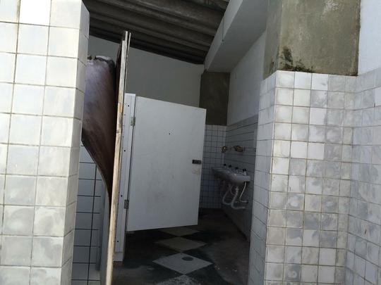 A situao de todos os banheiros  de abandono, sendo necessria uma reforma geral.