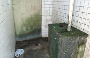 A situao de todos os banheiros  de abandono, sendo necessria uma reforma geral.