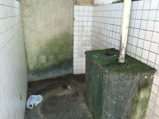 A situao de todos os banheiros  de abandono, sendo necessria uma reforma geral.