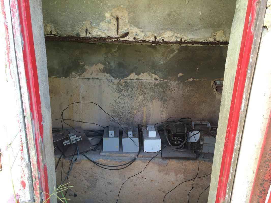 A parte eltrica tambm est completamente comprometida. Na foto, uma das 'casas de fora' do sistema de iluminao do campo. 