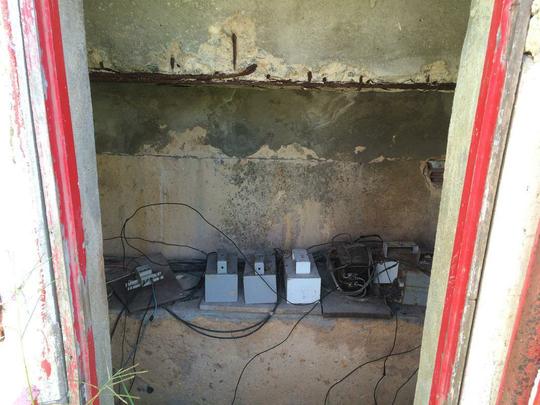 A parte eltrica tambm est completamente comprometida. Na foto, uma das 'casas de fora' do sistema de iluminao do campo. 