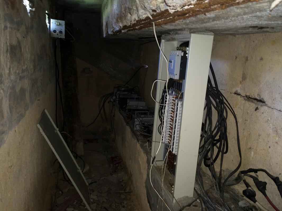 A parte eltrica tambm est completamente comprometida. Na foto, uma das 'casas de fora' do sistema de iluminao do campo. 