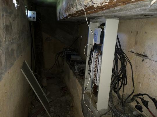 A parte eltrica tambm est completamente comprometida. Na foto, uma das 'casas de fora' do sistema de iluminao do campo. 