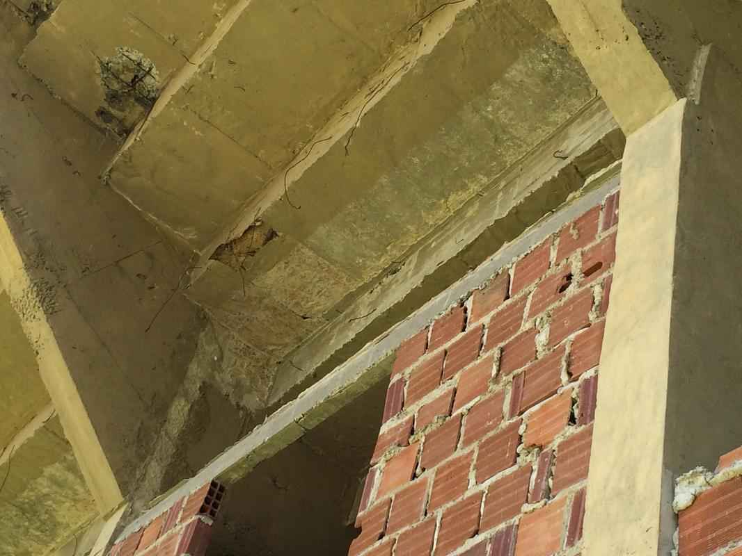 Pontos de ferrugem na estrutura das arquibancadas so comuns. 