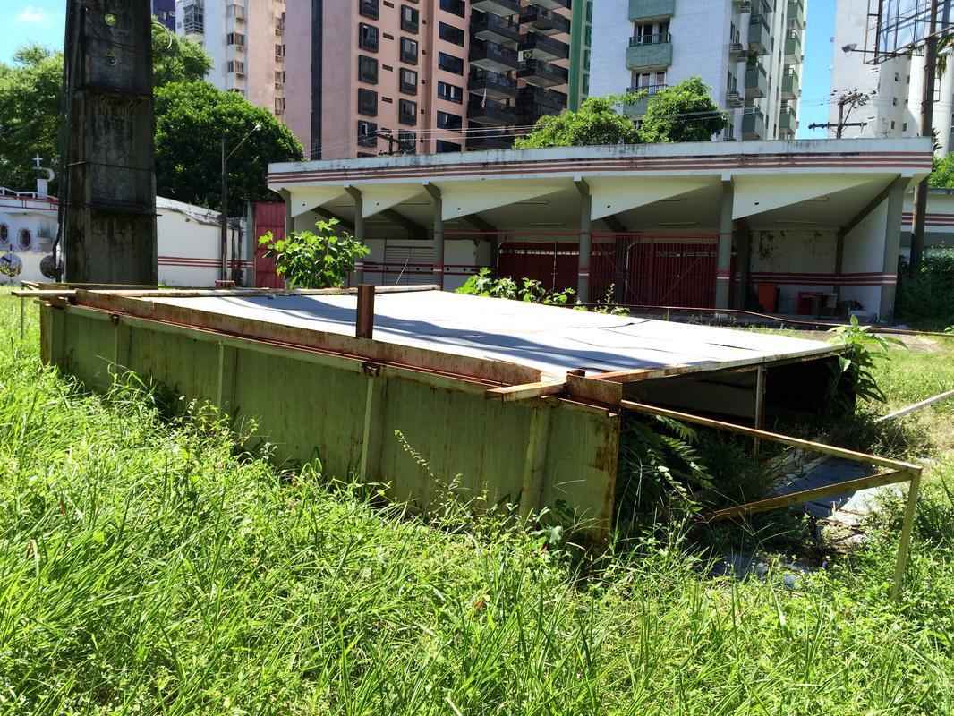 Para evitar acidentes, o outdoor foi retirado e colocado no cho. L permanece abandonado.