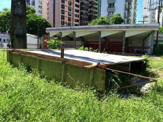 Para evitar acidentes, o outdoor foi retirado e colocado no cho. L permanece abandonado.