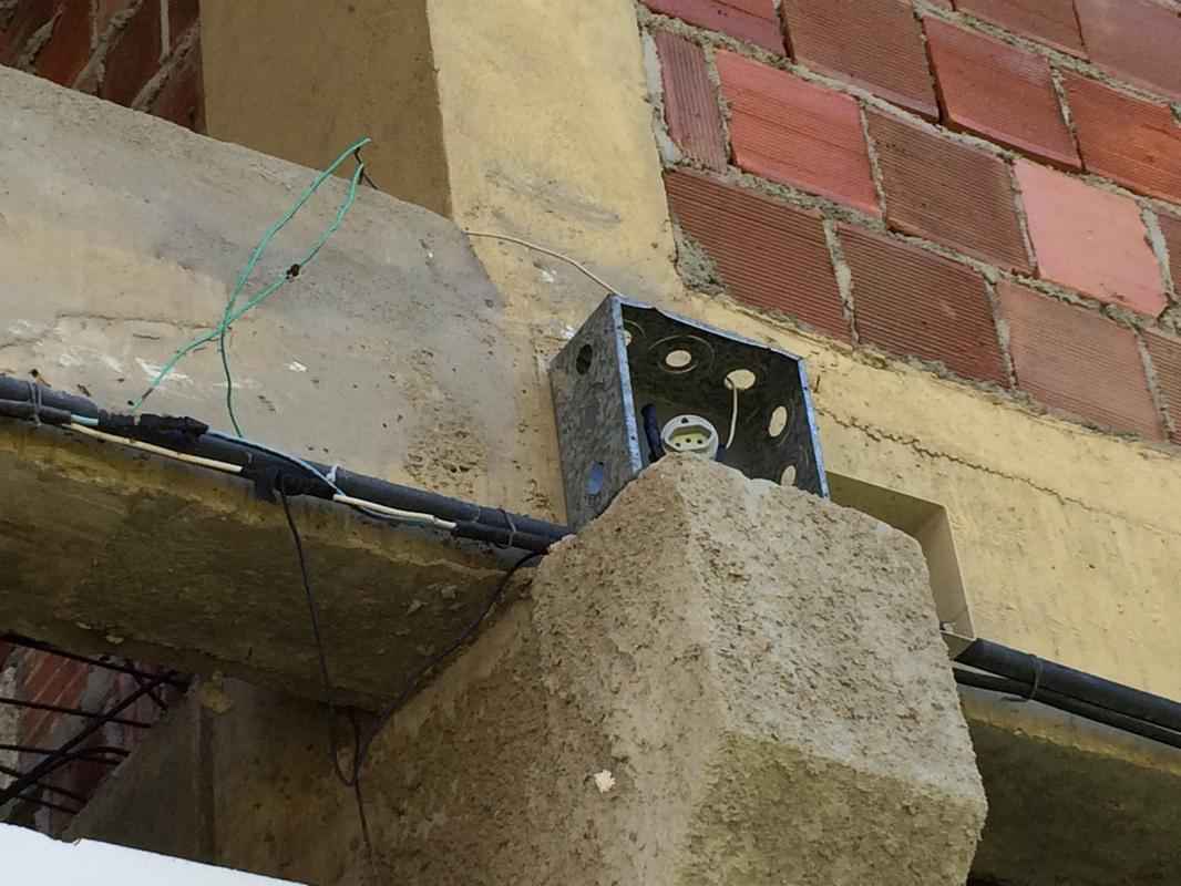 A fiao exposta tambm  um problema visvel em alguns trechos da estrutura de arquibancada.