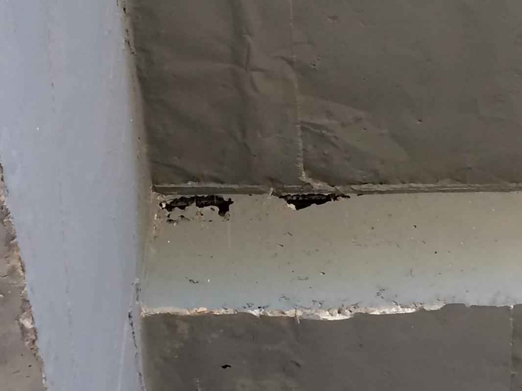 O desgaste em algumas partes da arquibancada chega a nveis extremos, com a estrutura apresentando buracos, aparentemente 'oca'.